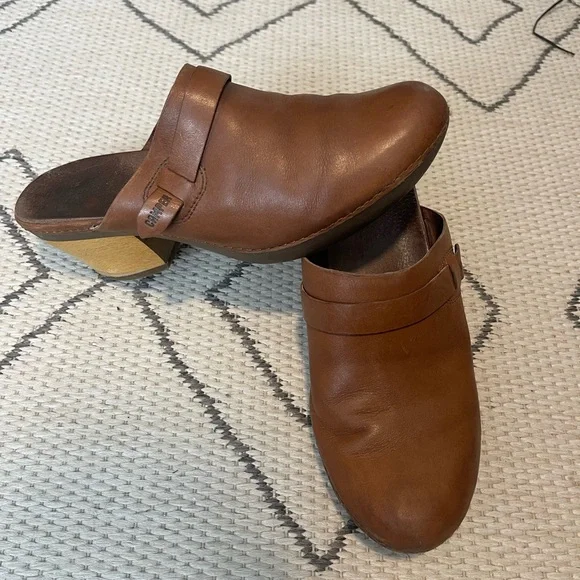 Camper Clogs - Picture 1 of 3